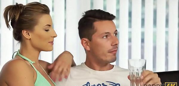 DADDY4K. Der Typ ist außer Haus, also findet GF den Mut, seinen Vater zu bewegen